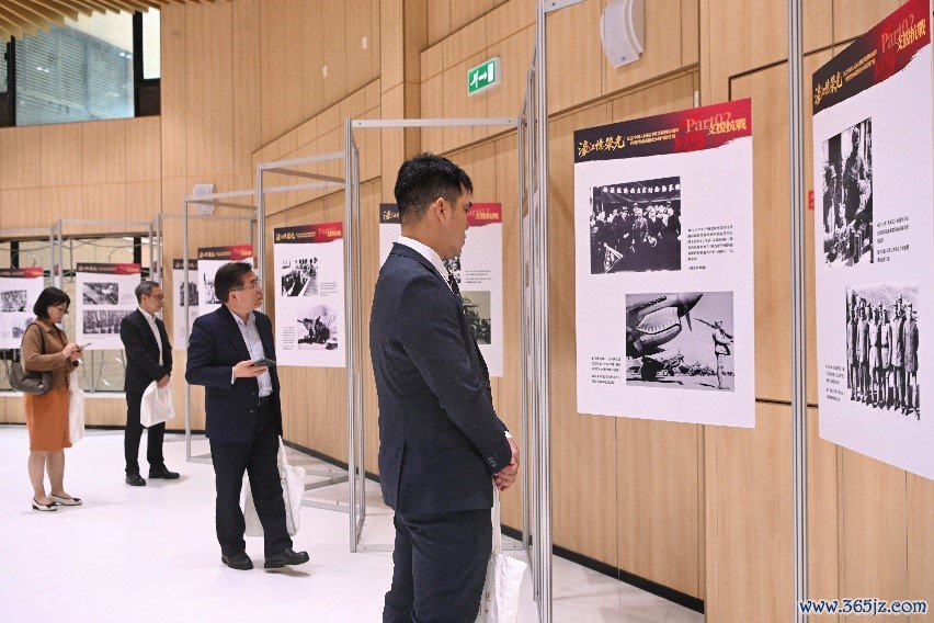 图为不雅众参不雅图片展。阁下方供图